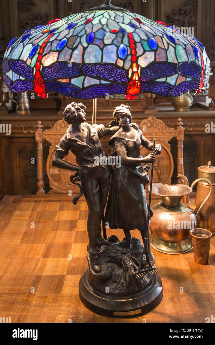Lampe de table Vintage style Tiffany bleue avec statuette « Unity » AS un poteau dans la lumière de bougies Banque D'Images