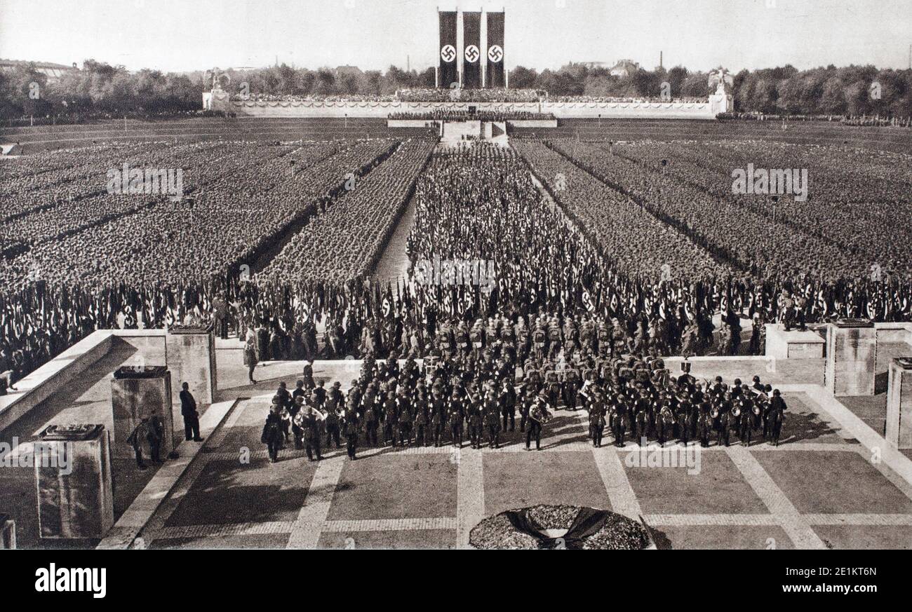 La grande époque du national-socialisme. Quel spectacle, fait d'exalter les esprits, dans cette marche de l'Etendard qui a eu lieu le 9 septembre 1934, à Banque D'Images