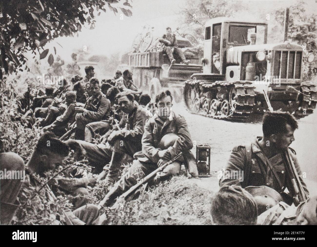 L'infanterie allemande au repos sur une route de l'Ukraine (1941). Il se réunit en face d'elle qu'un pays sans merci endommagées par les Russes. Banque D'Images