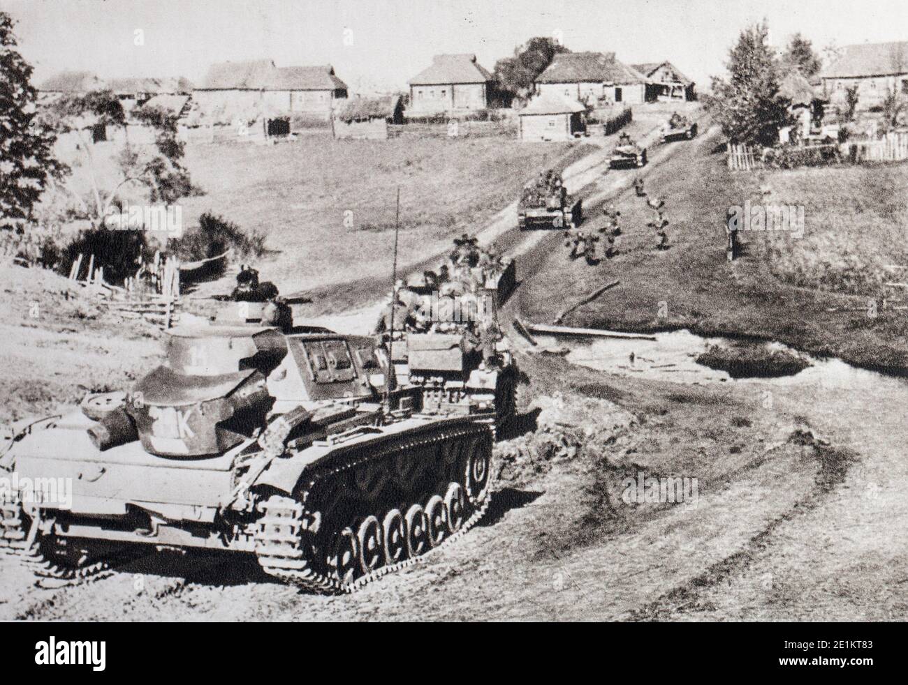 Les troupes allemandes sur le front de l'Est (été 1941). Une colonne de chars pousse une borne de reconnaissance. Le haut commandement allemand a depuis longtemps prévu la victoire, th Banque D'Images