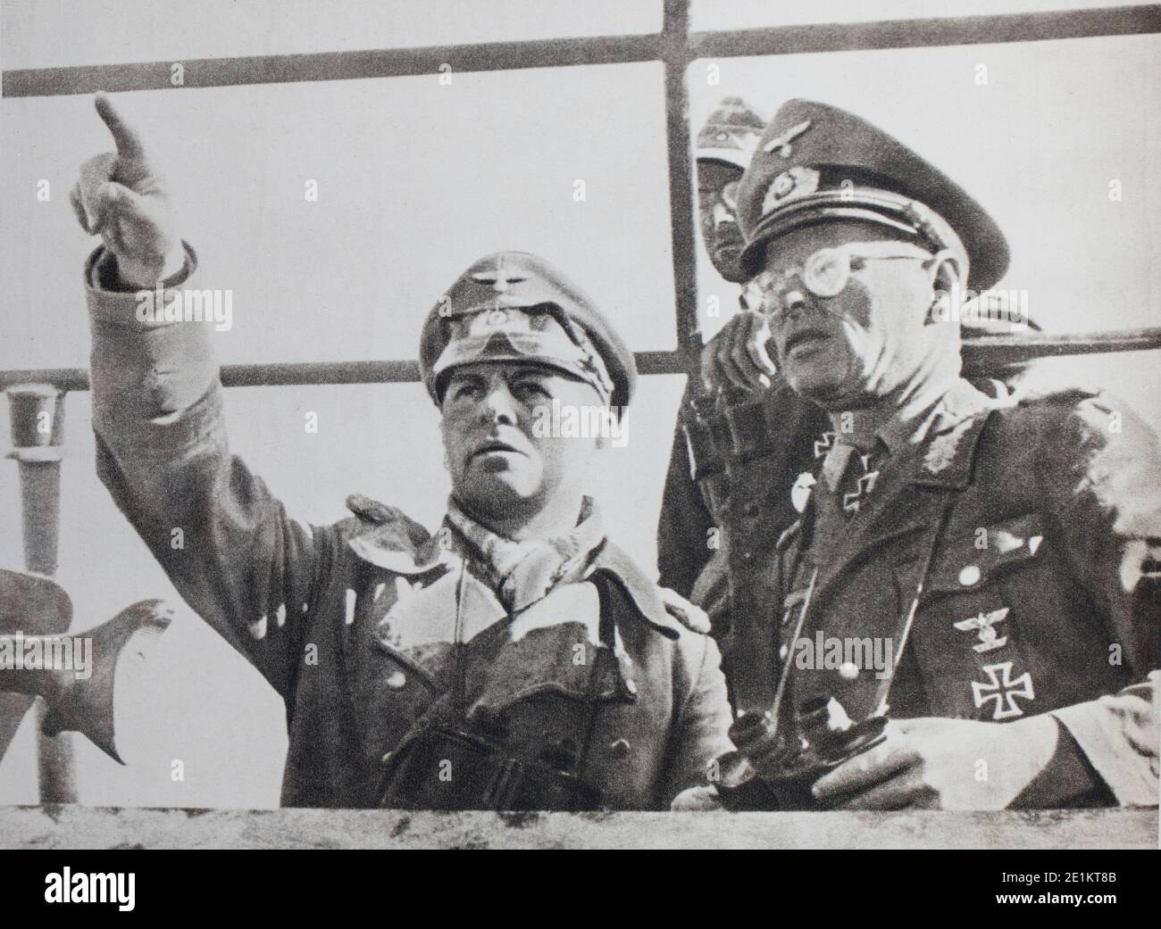 Le maréchal Rommel, commandant en chef des forces de l'axe en Afrique. Avec le général von Bismarck il a inspecté les positions de ses troupes. Banque D'Images