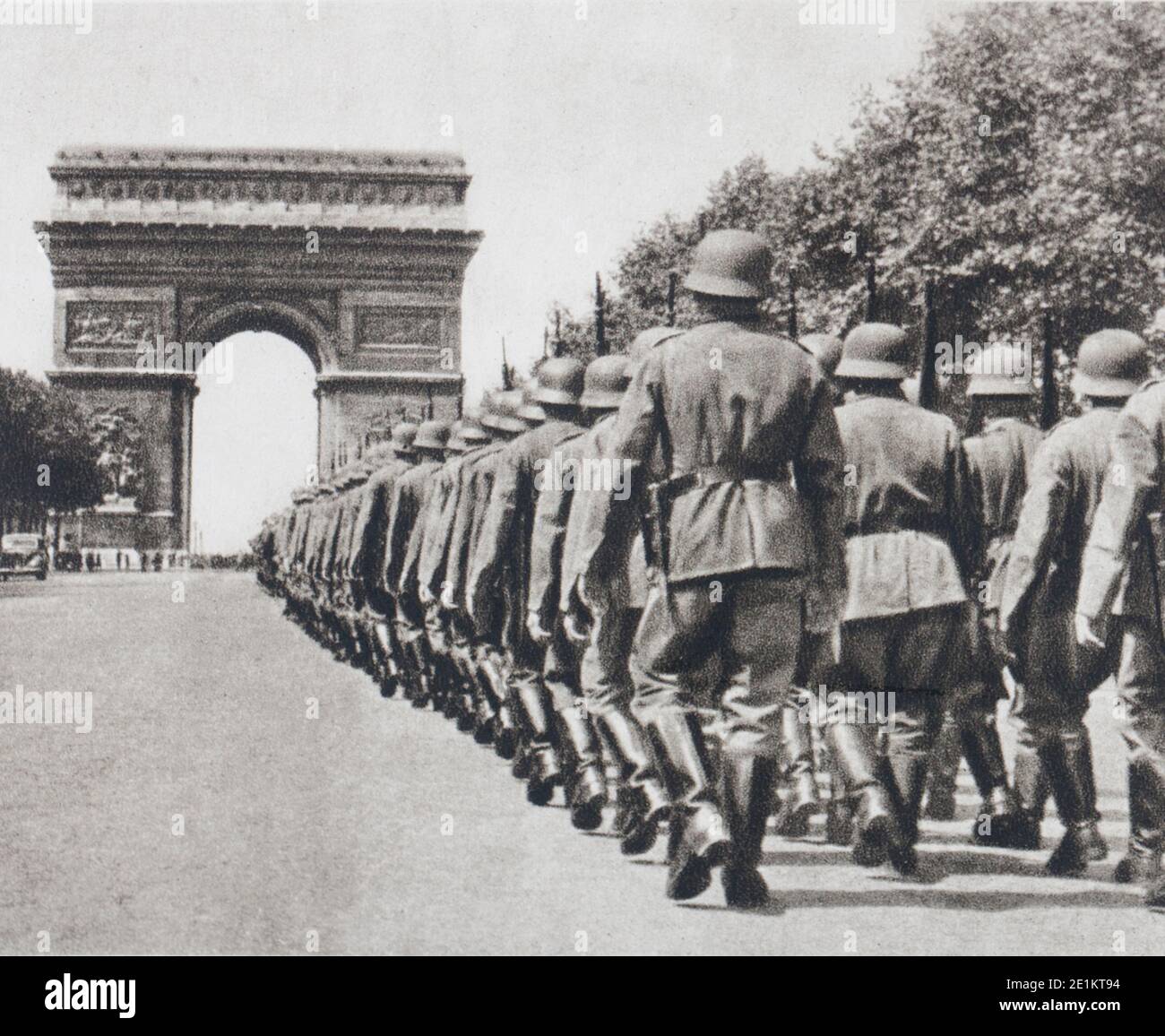Les Allemands entrent dans Paris. Les Champs-Elysées sont désertées, toutes les maisons sont fermées, tandis que les unités allemandes s'élève vers l'Arc de l'étoile. Banque D'Images