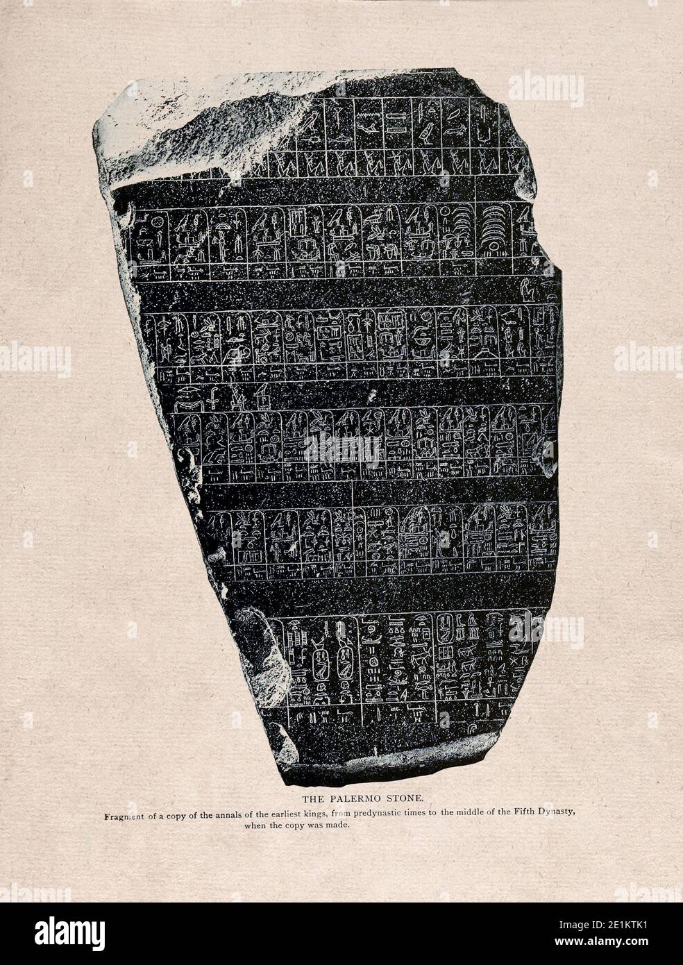 Gravure de l'Égypte ancienne. La pierre de Palerme. Fragment d'une copie des annales des premiers rois, de l'époque prédynastique au milieu de la FIF Banque D'Images