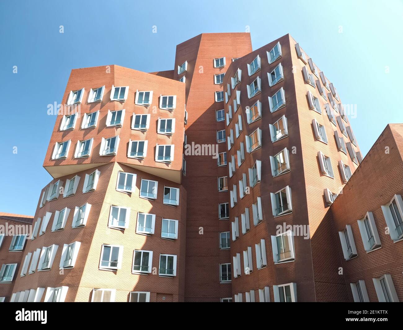 Architecture intéressante au port des médias à Düsseldorf et de bâtiments Gehry et la tour du Rhin Banque D'Images