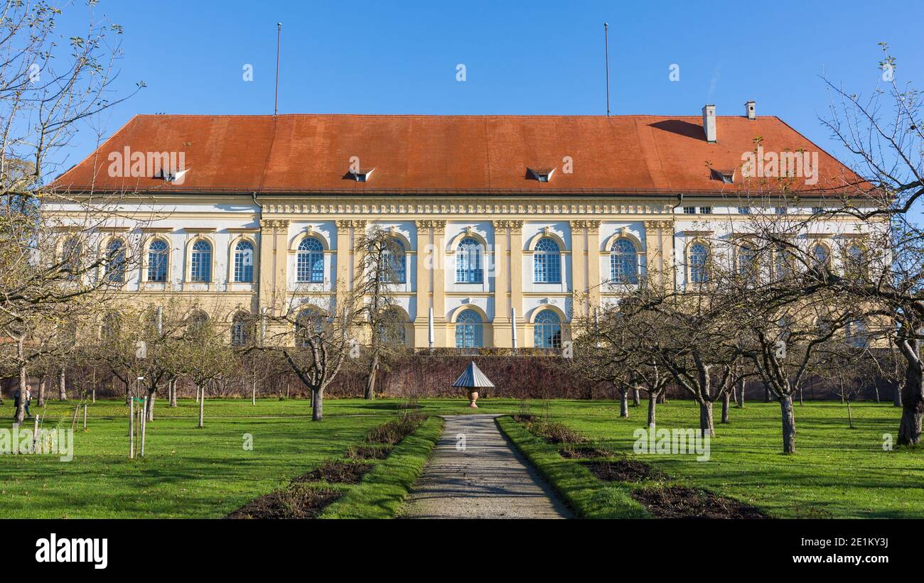 Dachau, Allemagne - 18 novembre 2020 : Panorama avec le palais de Dachau. Devant la Hofgarten (parc royal). Le palais était autrefois une résidence d'été de maison Banque D'Images