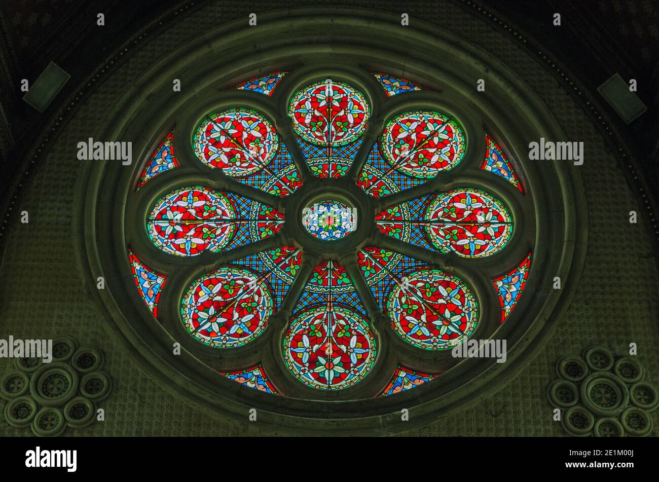 Hampshire, Royaume-Uni - 17 novembre 2020 : fenêtre colorée en rose faite de vitraux médiévaux au-dessus de la porte ouest de l'église historique de Saint Mary in Banque D'Images