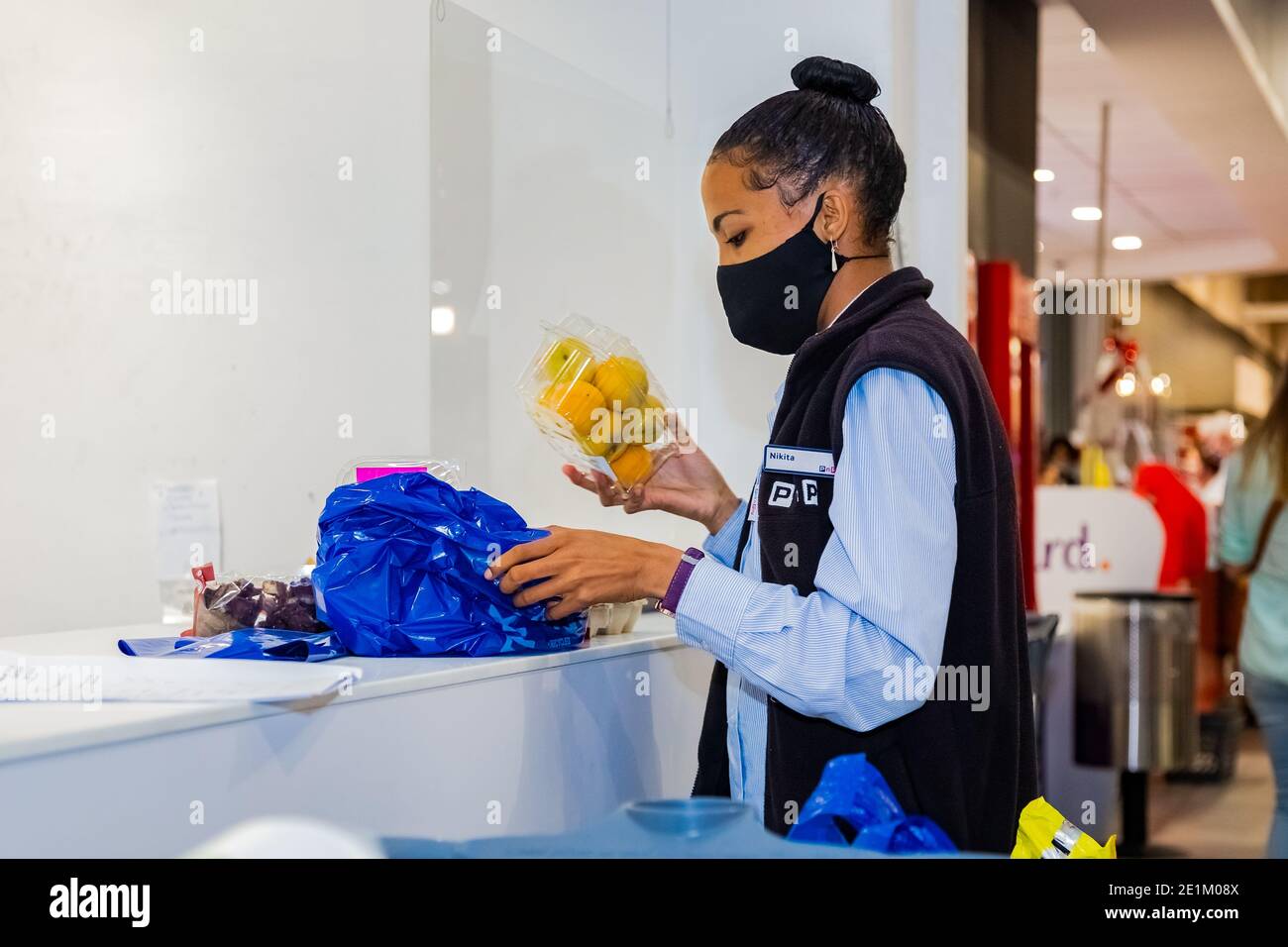 Cape Town, Afrique du Sud - 10 décembre 2020 : un membre de Toff vérifie la commande d'épicerie en ligne pour le service de livraison express à domicile à la supermarque de Pick n Pay locale Banque D'Images