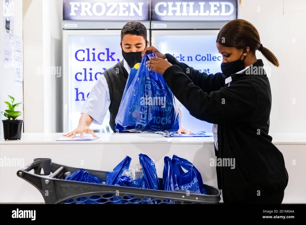Cape Town, Afrique du Sud - 10 décembre 2020 : un membre de Toff vérifie la commande d'épicerie en ligne pour le service de livraison express à domicile à la supermarque de Pick n Pay locale Banque D'Images