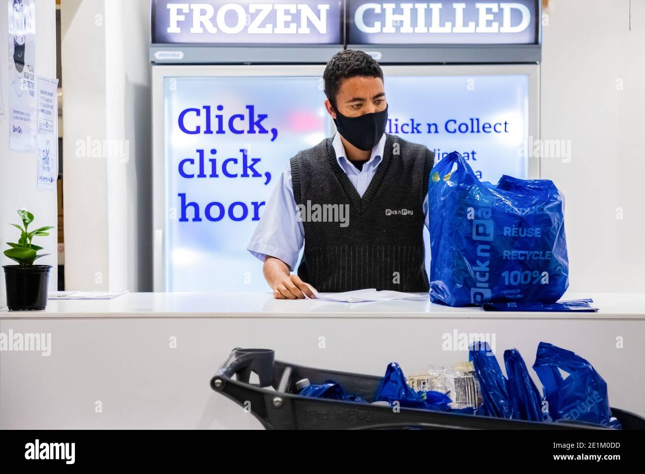 Cape Town, Afrique du Sud - 10 décembre 2020 : un membre du personnel vérifie la commande d'épicerie en ligne pour le service de livraison express à domicile au niveau local de Pick n Pay supermar Banque D'Images