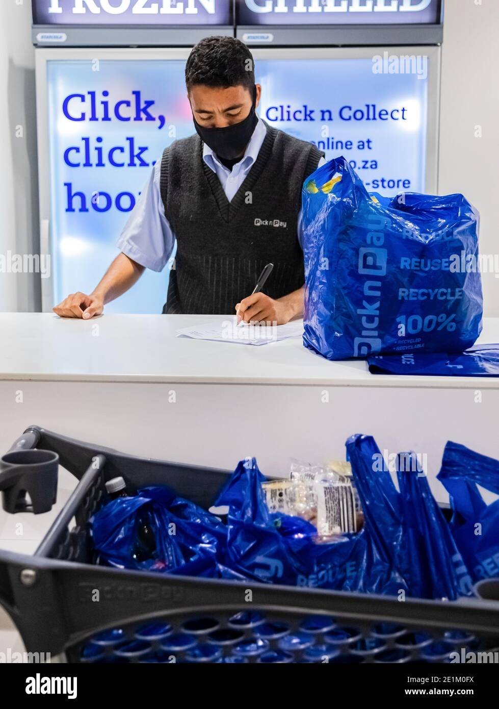 Cape Town, Afrique du Sud - 10 décembre 2020 : un membre du personnel vérifie la commande d'épicerie en ligne pour le service de livraison express à domicile au niveau local de Pick n Pay supermar Banque D'Images