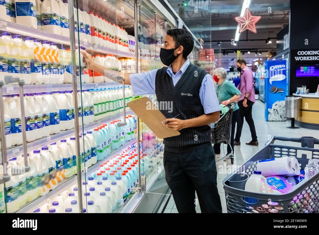 Cape Town, Afrique du Sud - 10 décembre 2020 : membre du personnel qui cueille les produits d'épicerie de l'étagère pour un service de livraison express à domicile au service local Pick n Pay su Banque D'Images