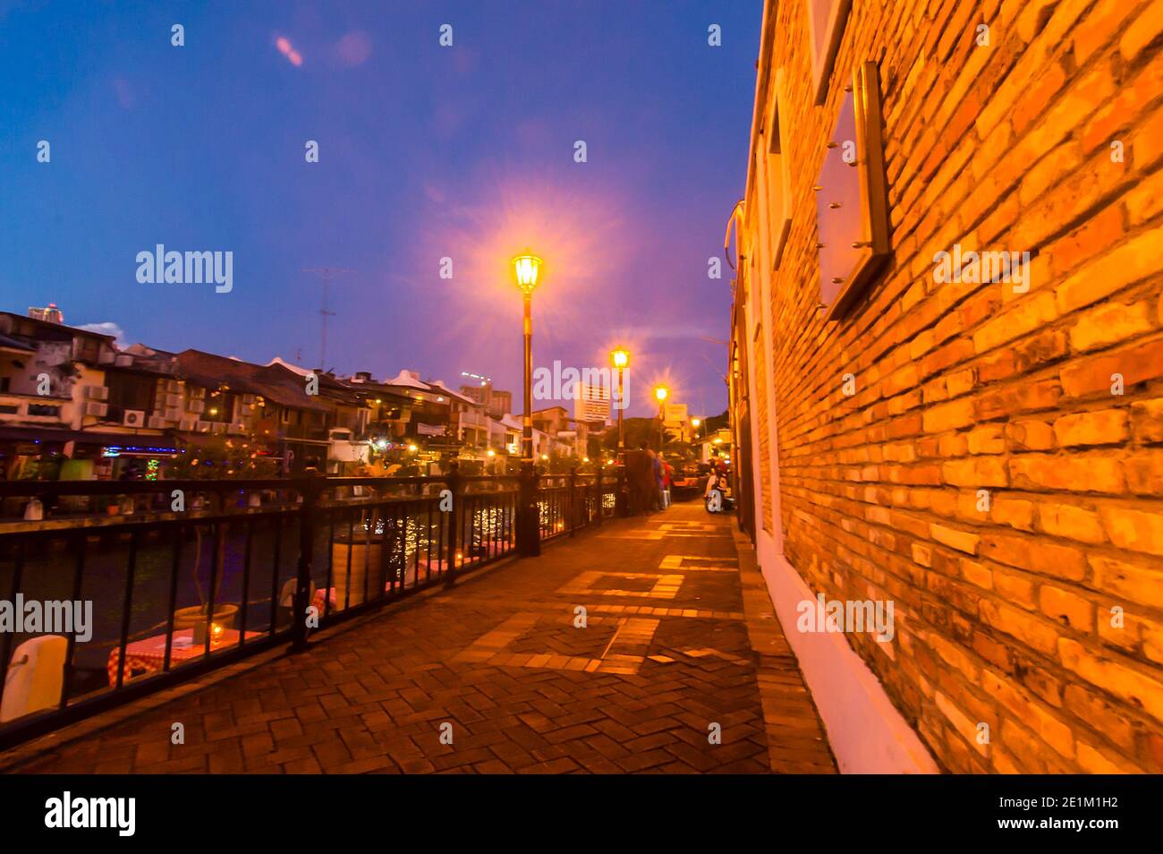 Vue sur la rivière Malacca pendant l'heure bleue Banque D'Images