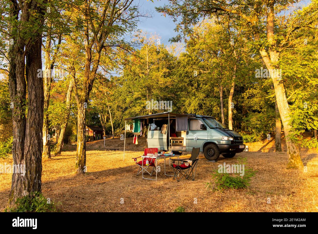 VW T4 Camping avec Offroad Camper VW T4 Syncro California Coach Campervan avec toit escamotable à la Loire, France Banque D'Images