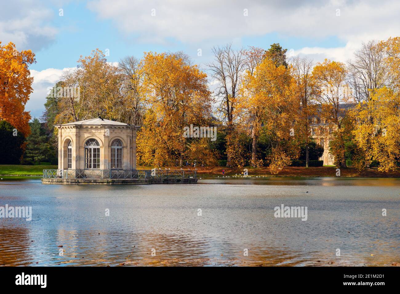Pavillon au milieu de l'étang de Carp et de Fontainebleau château en automne Banque D'Images