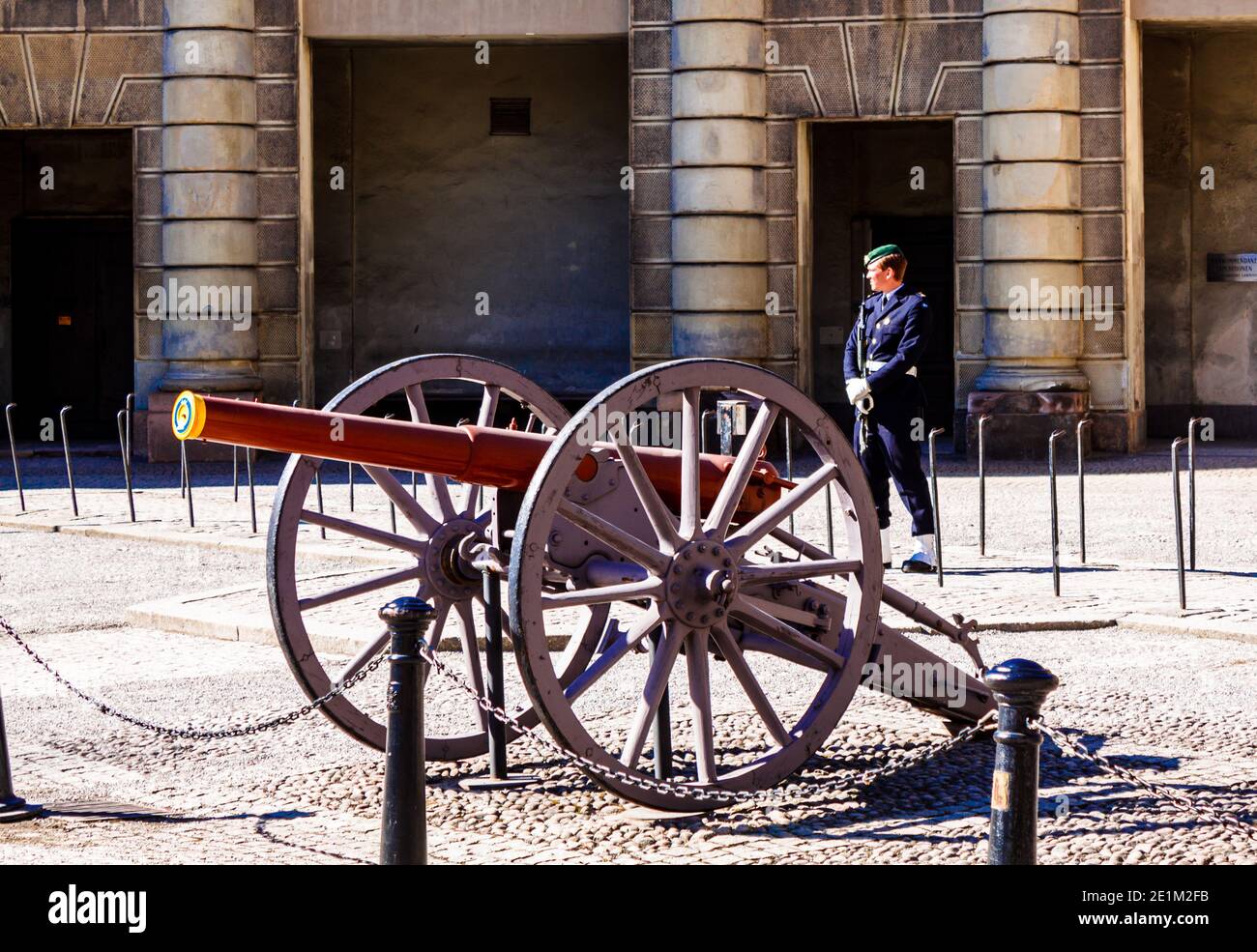 Stockholm, Suède - avril 04 2013 : grandes armes et garde d'honneur au Palais Royal de Stockholm, capitale de la Suède. Banque D'Images