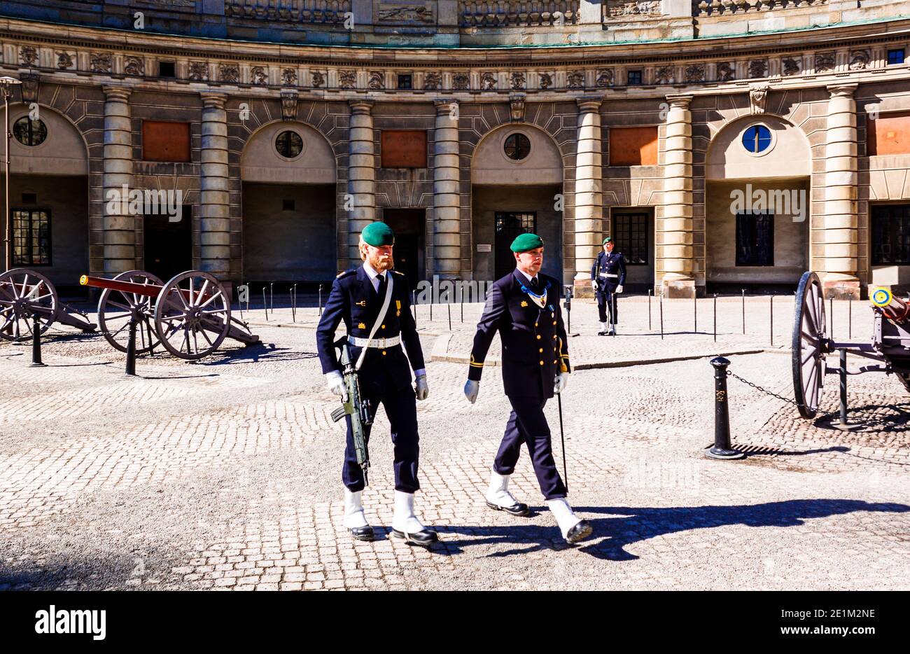 Stockholm, Suède - avril 04 2013 : grandes armes et garde d'honneur au Palais Royal de Stockholm, capitale de la Suède. Banque D'Images