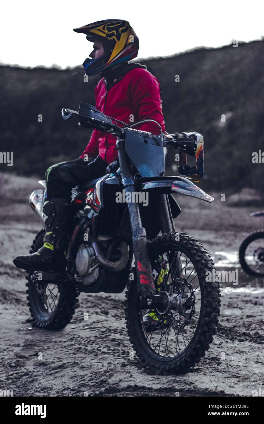 Rider de vélo de terre prenant un repos sur sa moto Banque D'Images