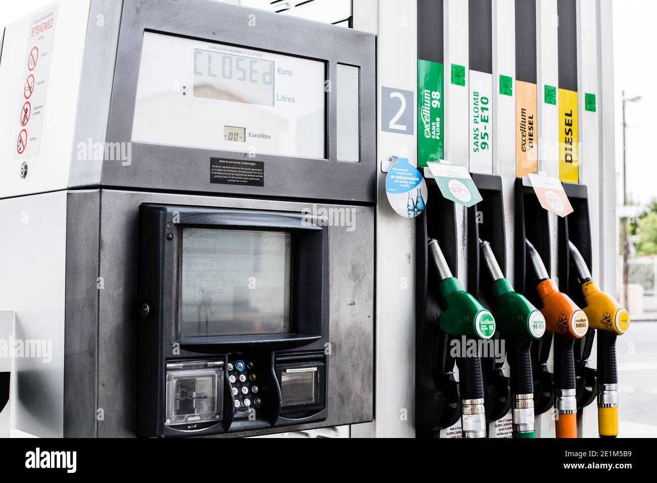 Arrière-plan du distributeur d'essence à carburant coloré. Station de pompe à carburant en gros plan Banque D'Images