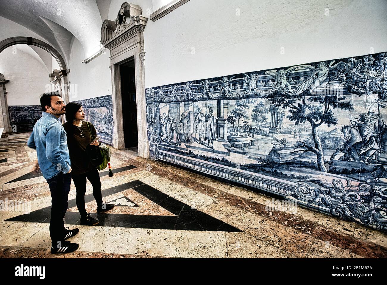 PORTUGAL / Lisbonne / touristes regardant des tuiles portugaises finement peintes, appelées azulejos à Lisbonne. Banque D'Images