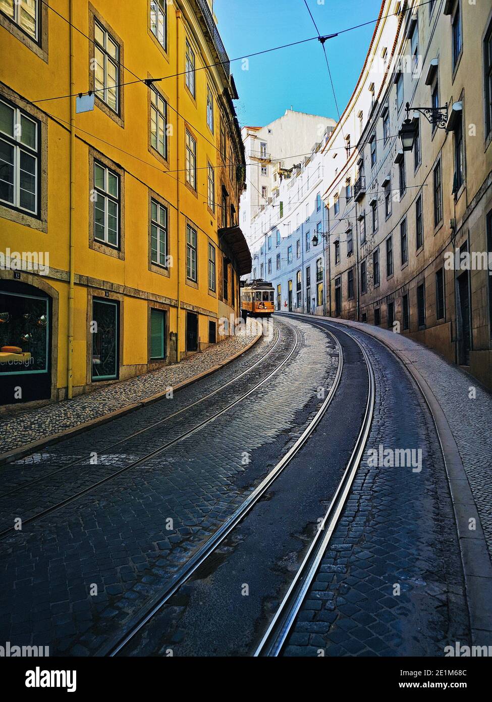 PORTUGAL / Lisbonne / tramway jaune de Lisbonne. Tramway de Lisbonne, route E28. Banque D'Images PORTUGAL / Lisbonne / tramway jaune de Lisbonne. Tramway de Lisbonne, route E28. Banque D'Images