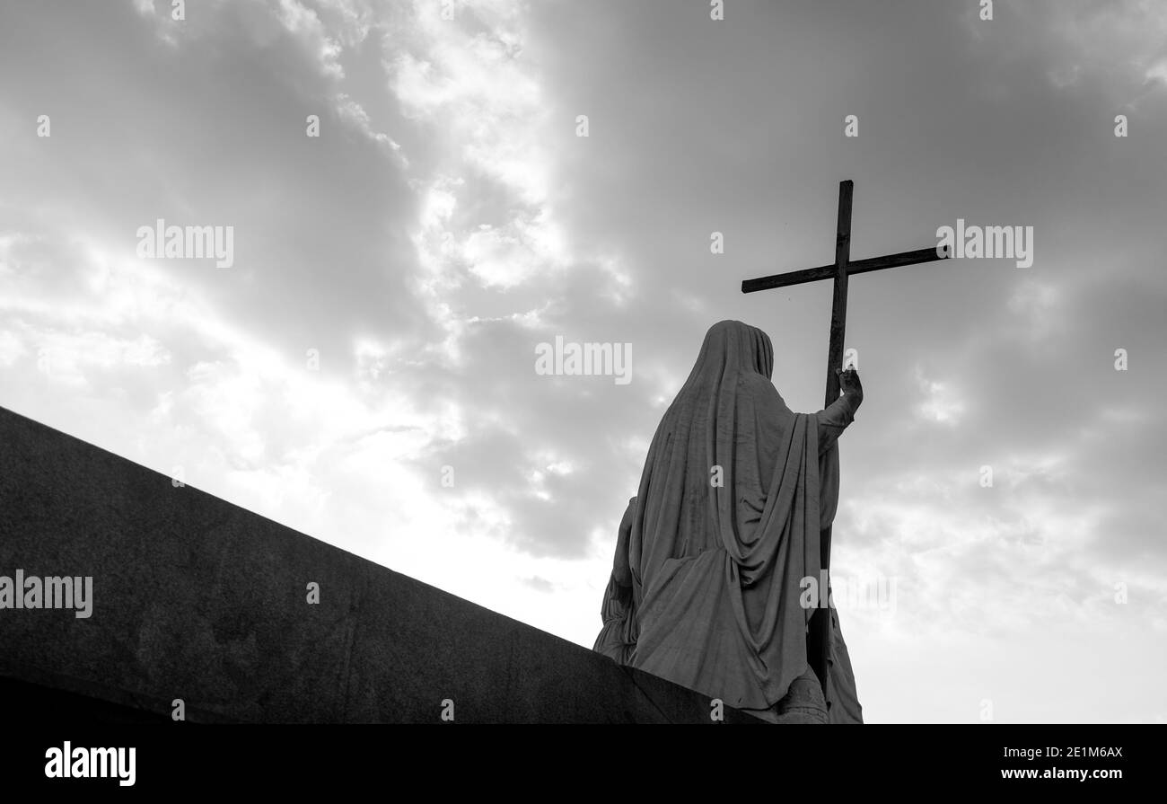 Statue religieuse de la Grande mère avec Croix située en face de l'église de Gran Madre sous un ciel dramatique, B/W, Turin ( Turin ), Italie. Banque D'Images