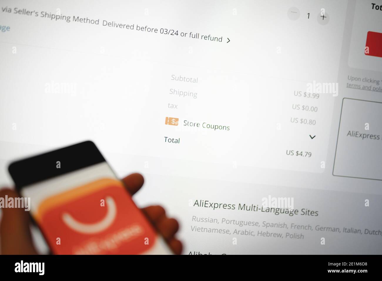 Gros plan du résumé de commande AliExpress. Janvier 2021 la TVA au Royaume-Uni change le concept. AliExpress ajoute la taxe pour les commandes bon marché au Royaume-Uni. Banque D'Images
