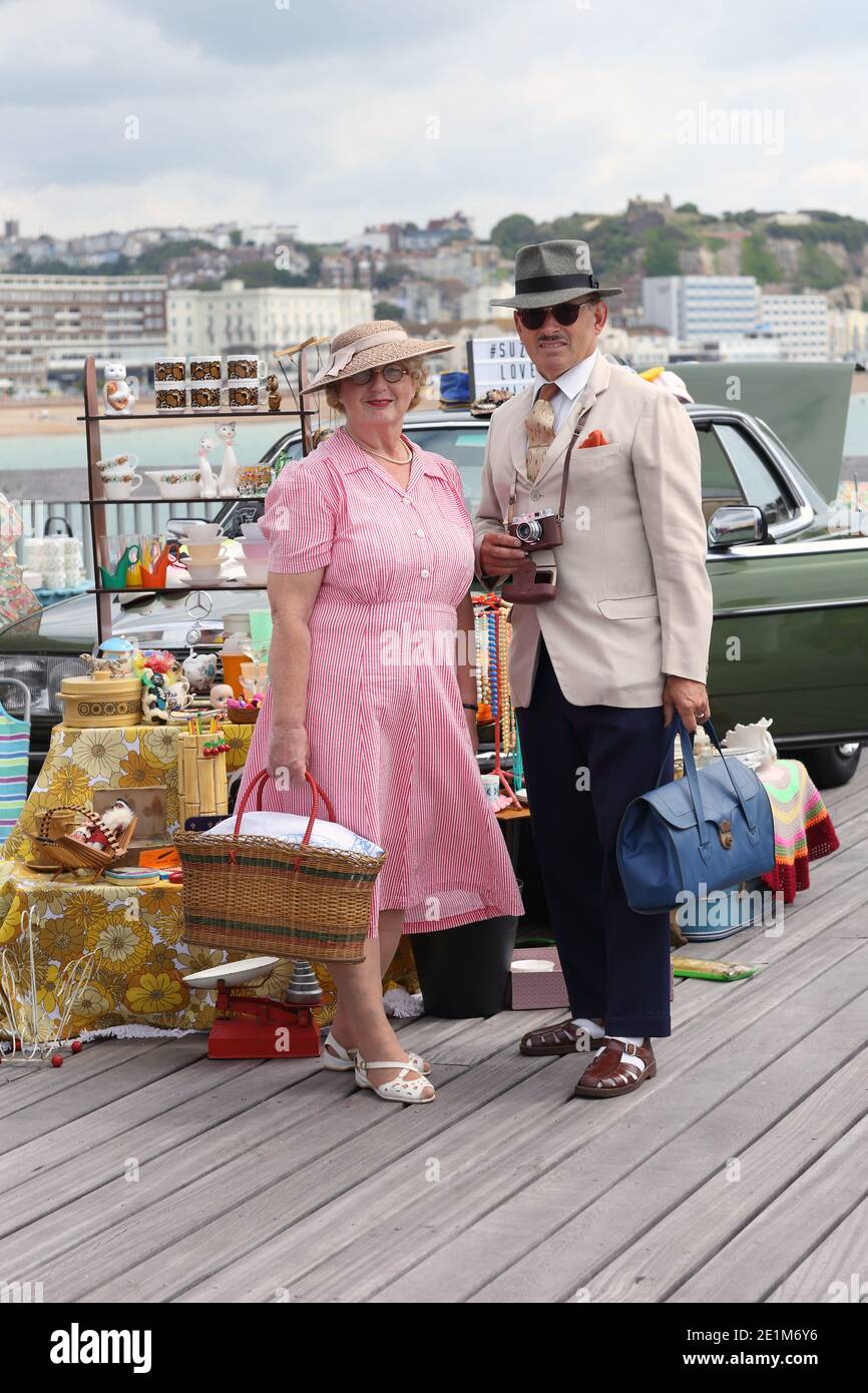 un couple vêtu de vêtements vintage dans une chaussure de voiture classique vente hastings, sussex, royaume-uni Banque D'Images