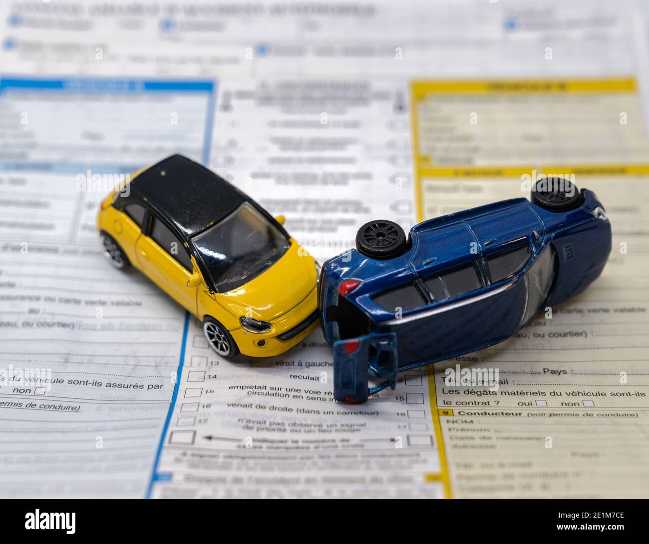 Rapport d'assurance accident de voitures - miniature Toys illustration Banque D'Images