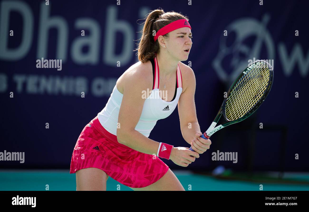 Karolina Muchova de la République tchèque en action contre Danka Kovinic du  Monténégro lors du premier tour du tournoi de tennis féminin Open WTA 500  d'Abu Dhabi 7 le 2021 janvier 2021