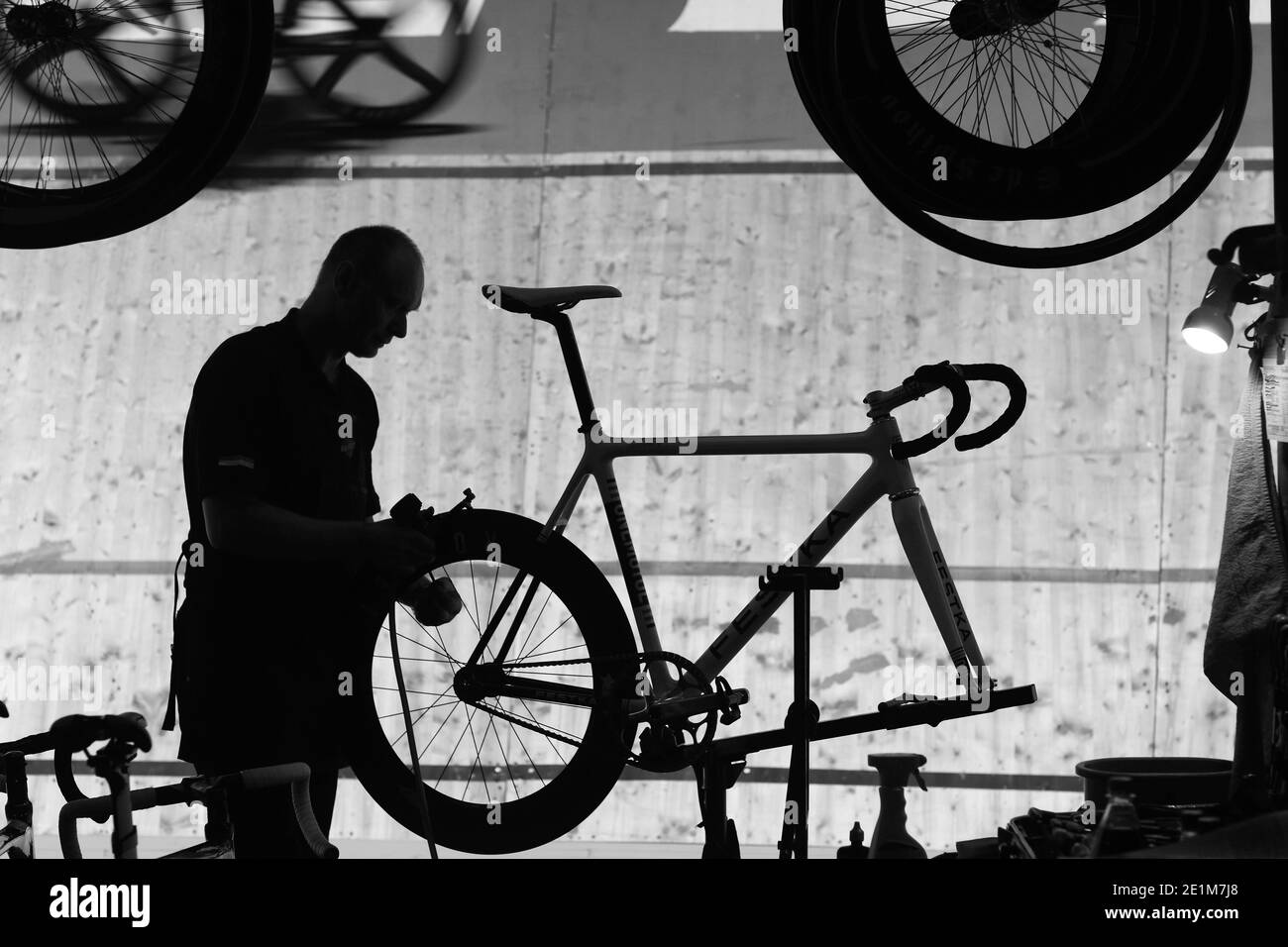 Mécanicien de vélo à six jours de course de cyling de piste de Brême à l'OVB Arena à Brême, Allemagne, janvier 2016 Banque D'Images