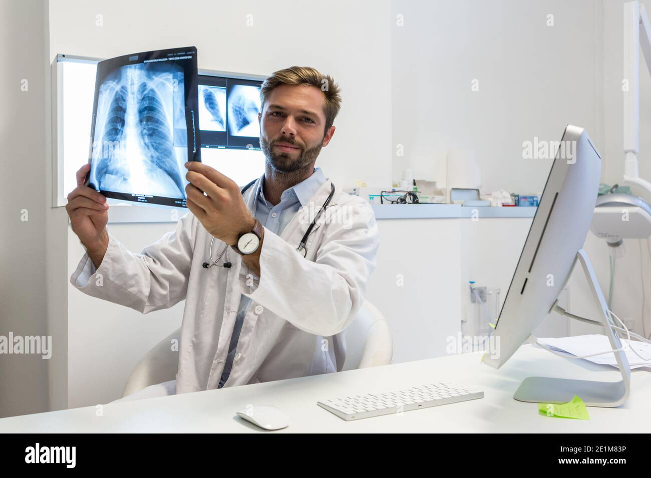 médecin examinant une radiographie à l'hôpital Banque D'Images