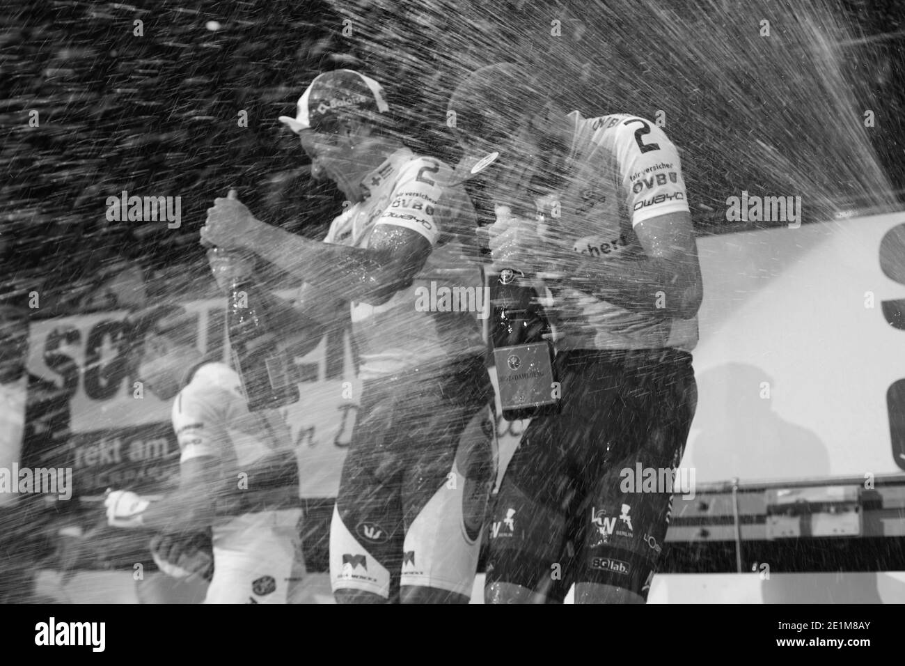 Le gagnant célèbre avec du champagne sur le podium lors de six jours de course de cyling sur piste de Brême à l'OVB Arena de Brême, Allemagne, janvier 2016 Banque D'Images