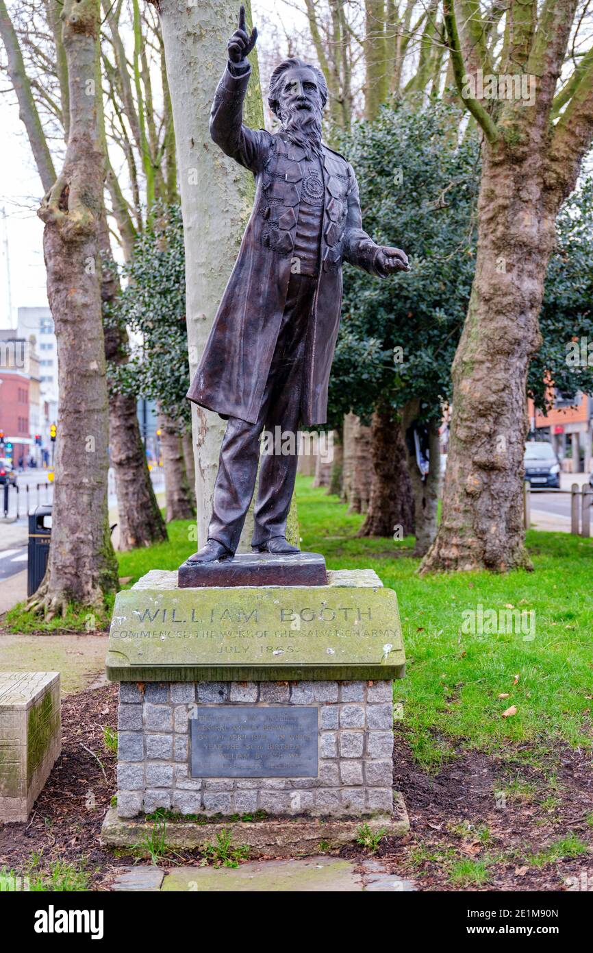 Les statues William et Catherine Booth, fondateurs de l'Armée du Salut, à l'emplacement de leurs premiers services sur Mile End Road, East End, Londres Banque D'Images
