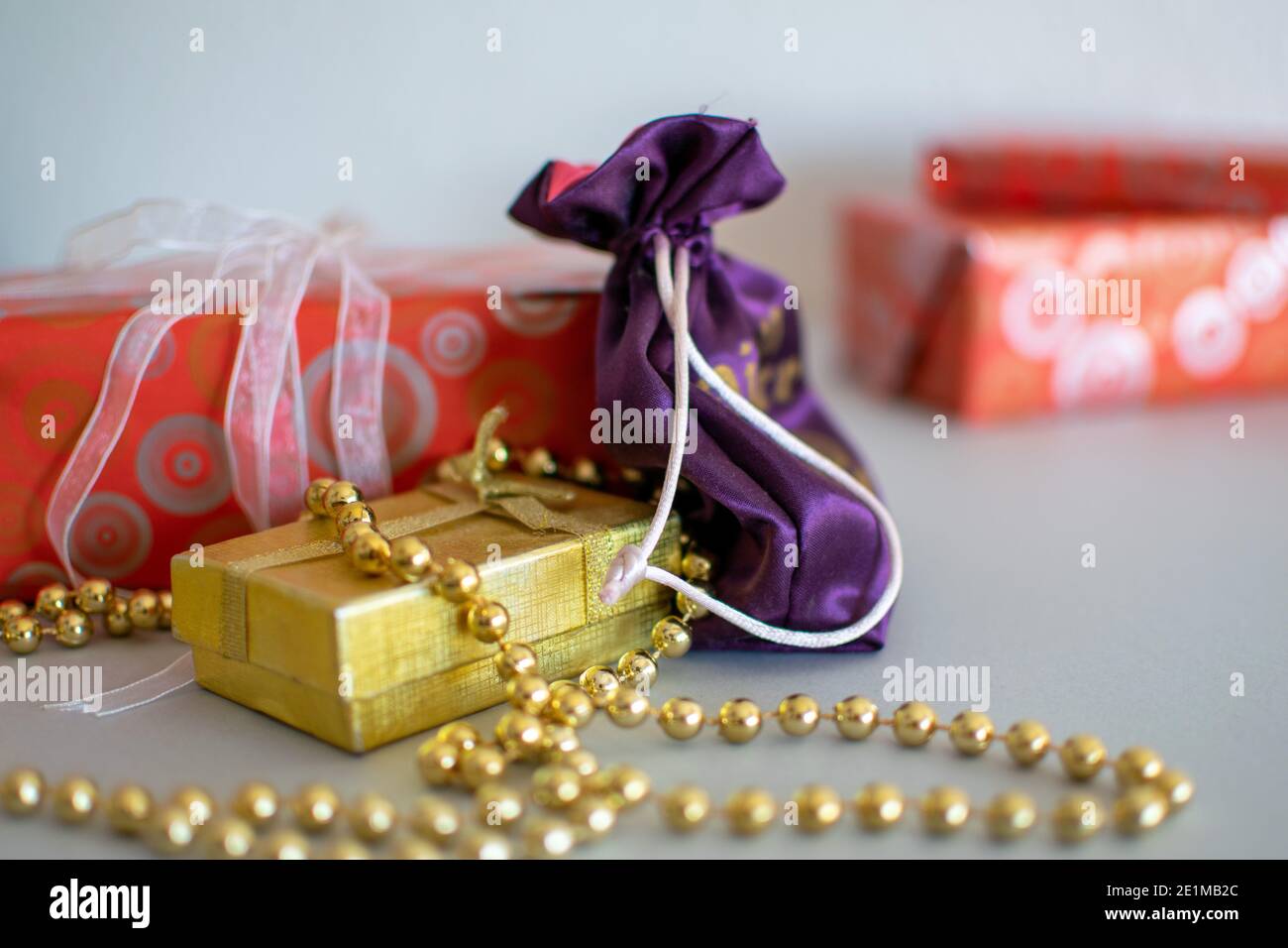 Une sélection de cadeaux de Noël emballés prêts à être ouverts Banque D'Images