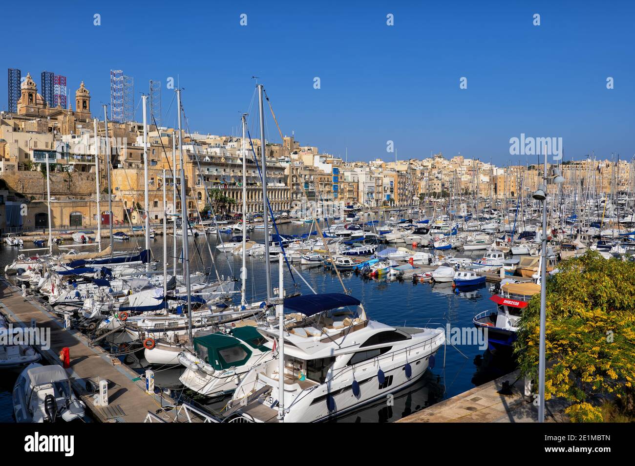Ville de Senglea à Malte, bateaux et voiliers à Vittoriosa Yacht Marina dans le Grand Port Banque D'Images