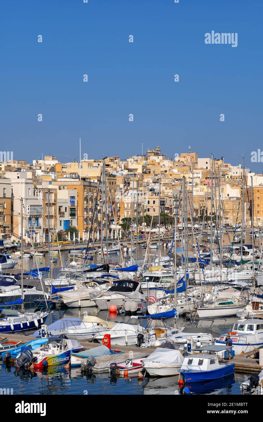 Ville de Senglea à Malte, bateaux et voiliers à Vittoriosa Yacht Marina dans le Grand Port Banque D'Images