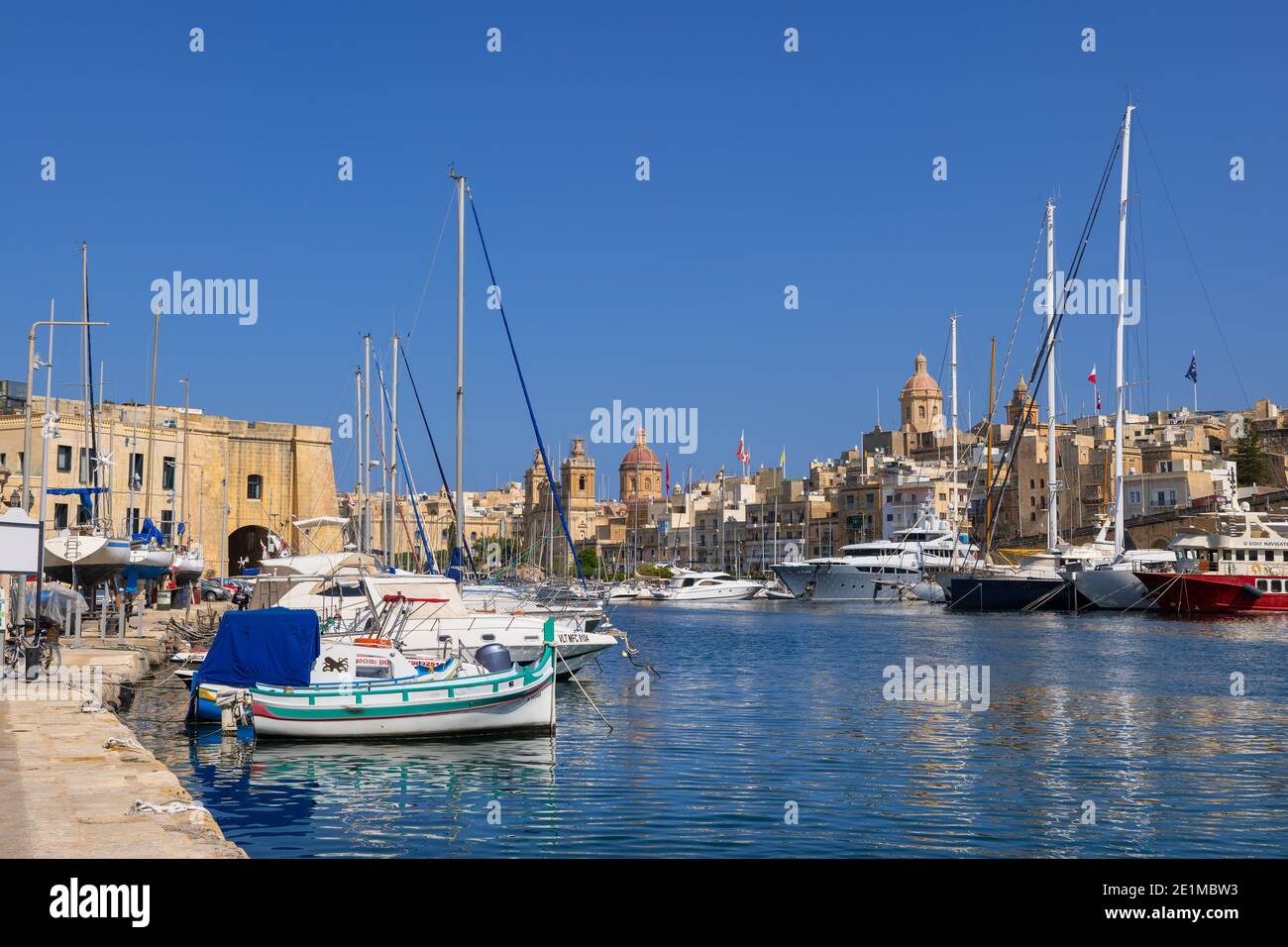 Horizon de la ville de Birgu à Malte et du port de plaisance de Vittoriosa Dans le Grand Harbour depuis le front de mer de Senglea Banque D'Images