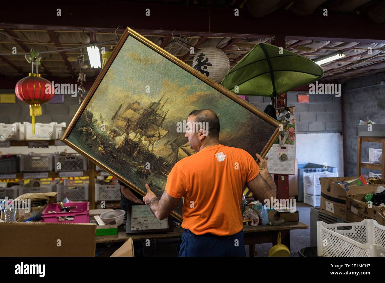 Site de la Communauté Lescar-Pau Emmaus (charité) (sud-ouest de la France). Homme portant un tableau noir Banque D'Images