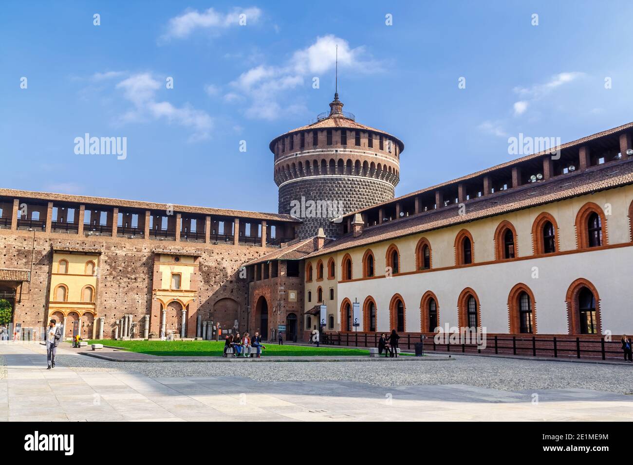 Milan, Lombardie, Italie - octobre 5 2017 : ancien château médiéval Sforza Castello Sforzesco, pelouse verte de cour, ciel bleu blanc nuages arrière-plan. Banque D'Images