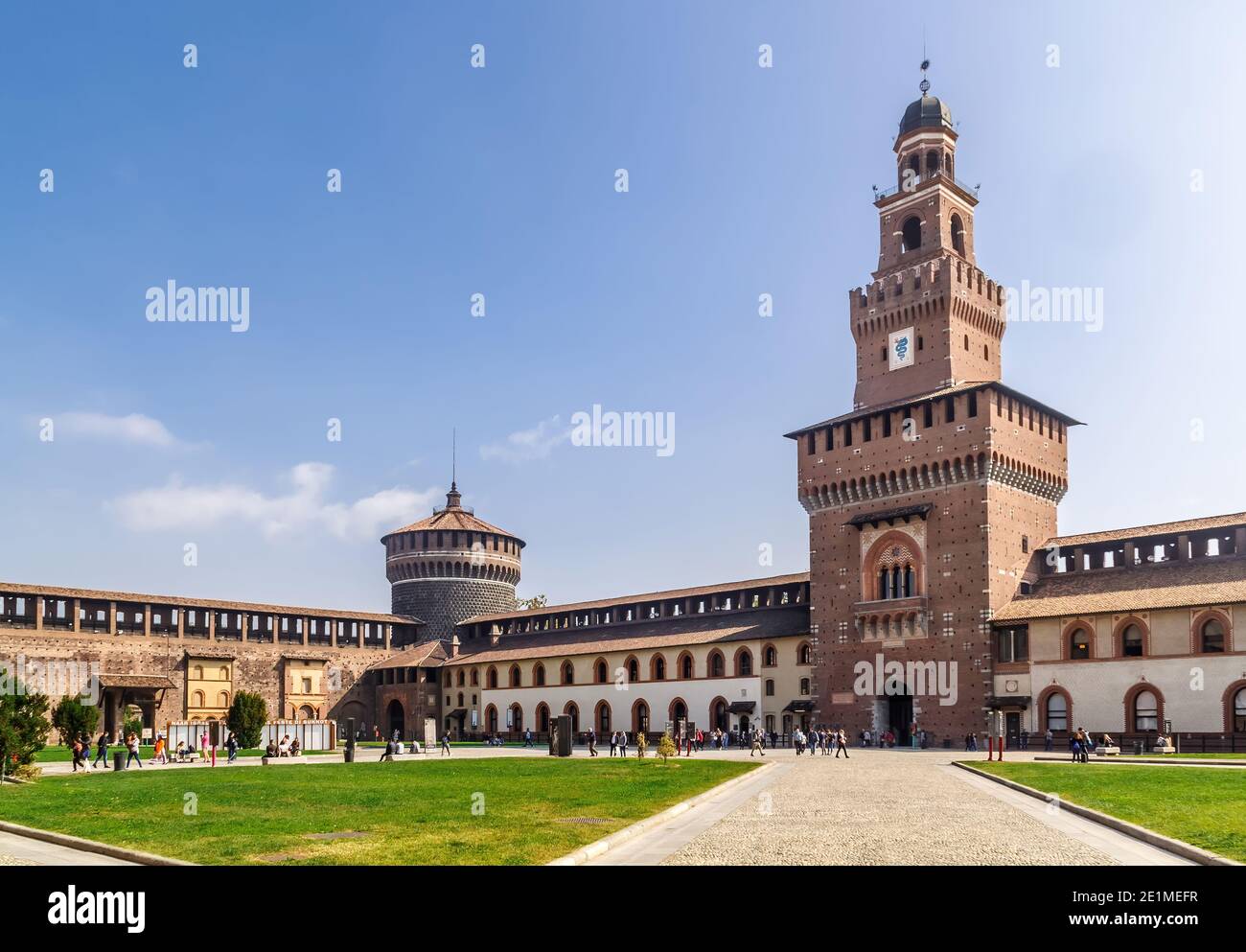 Milan, Lombardie, Italie - octobre 5 2017 : ancien château médiéval Sforza Castello Sforzesco, pelouse verte de cour, ciel bleu blanc nuages arrière-plan. Banque D'Images