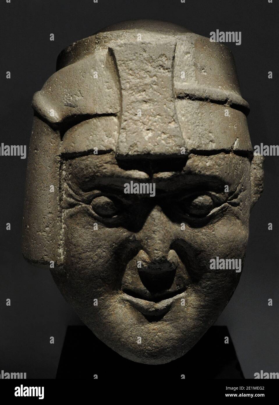 Incan tête avec lawtt'u et maskapaycha (symbole du pouvoir). Connu sous le nom de « tête de Viracocha ». Culture inca (1400-1533 AD). Diorite. Pérou. Musée des Amériques. Madrid, Espagne. Banque D'Images