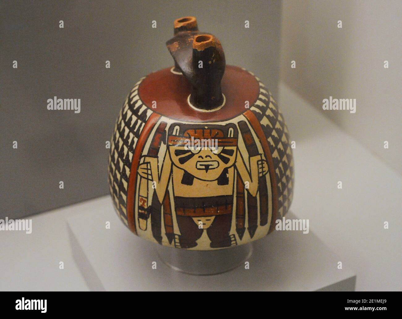Vaisseau polychrome représentant un guerrier transportant des armes. Céramique. Culture Nazca (100 BC-700 AD). Pérou. Musée des Amériques. Madrid, Espagne. Banque D'Images