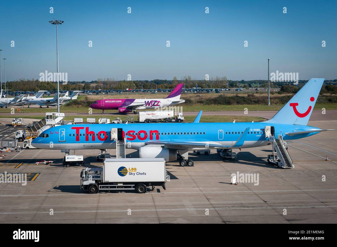 Le Boeing 757-200 de Thomson Airways attend sur le tablier à l'aéroport de Luton, dans le Bedfordshire, en Angleterre. Banque D'Images