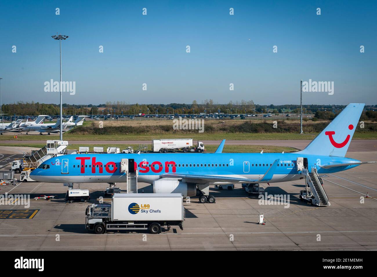 Le Boeing 757-200 de Thomson Airways attend sur le tablier à l'aéroport de Luton, dans le Bedfordshire, en Angleterre. Banque D'Images