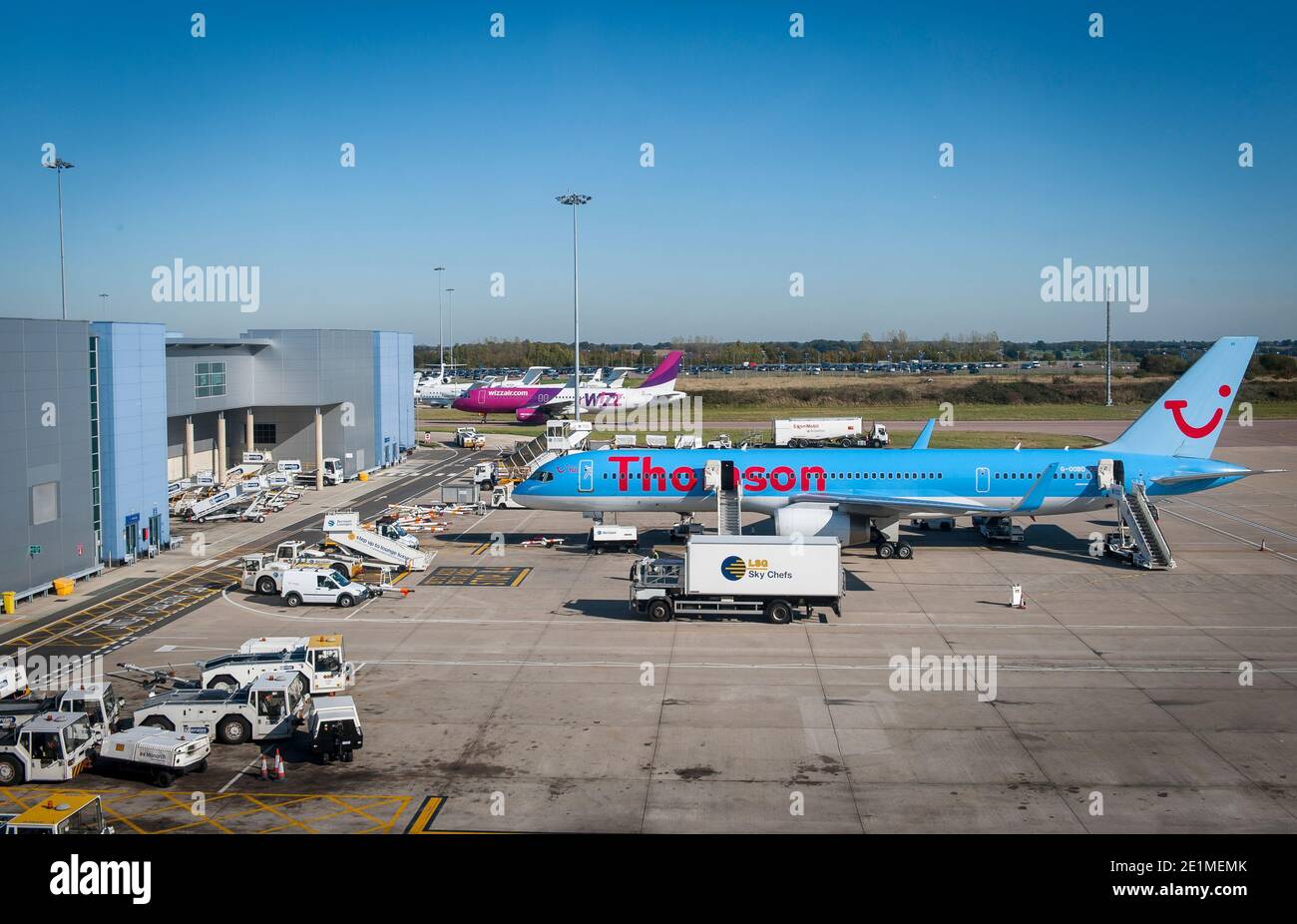 Le Boeing 757-200 de Thomson Airways attend sur le tablier à l'aéroport de Luton, dans le Bedfordshire, en Angleterre. Banque D'Images
