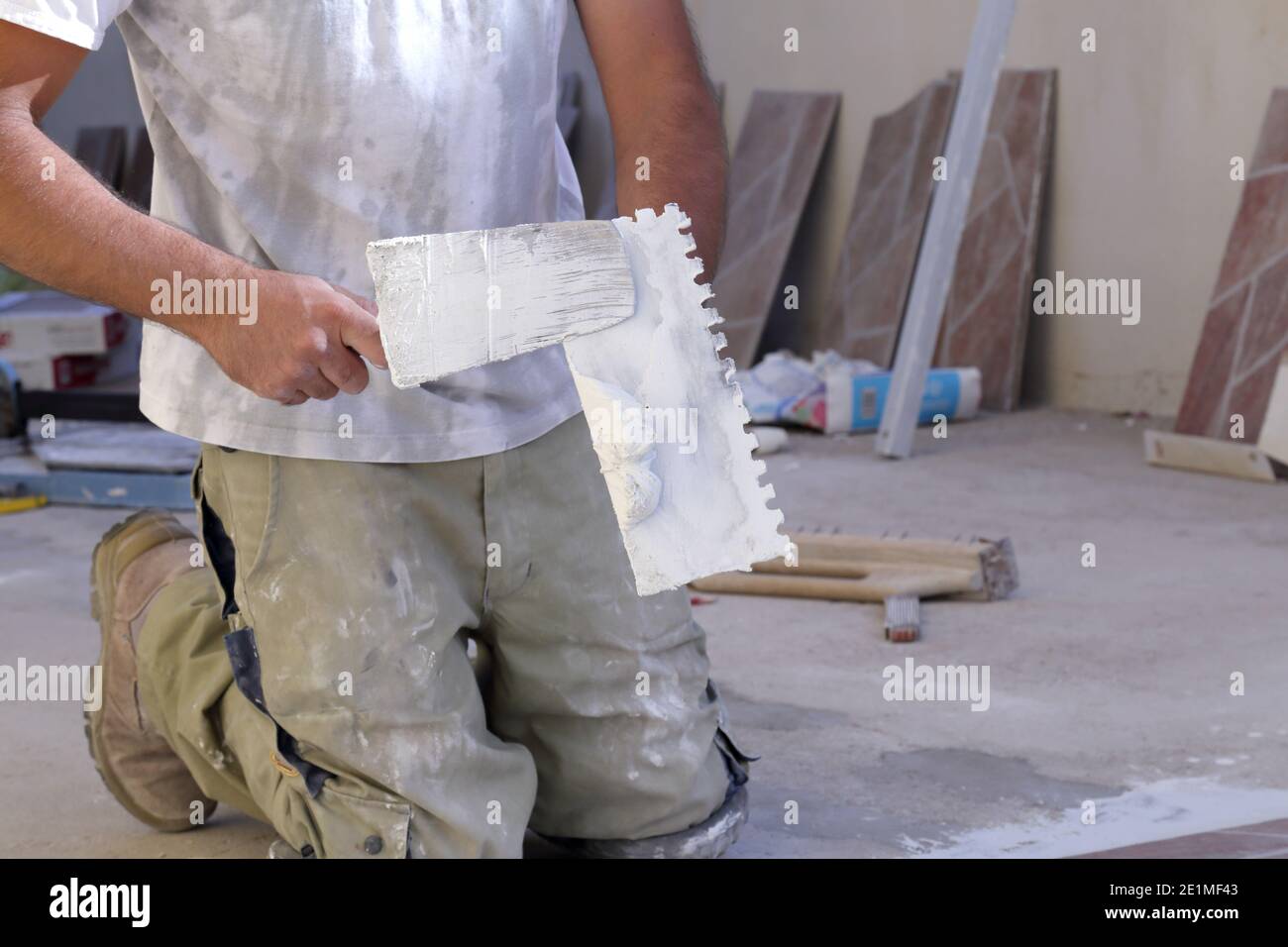 Tiler travailleur pendant son travail Banque D'Images