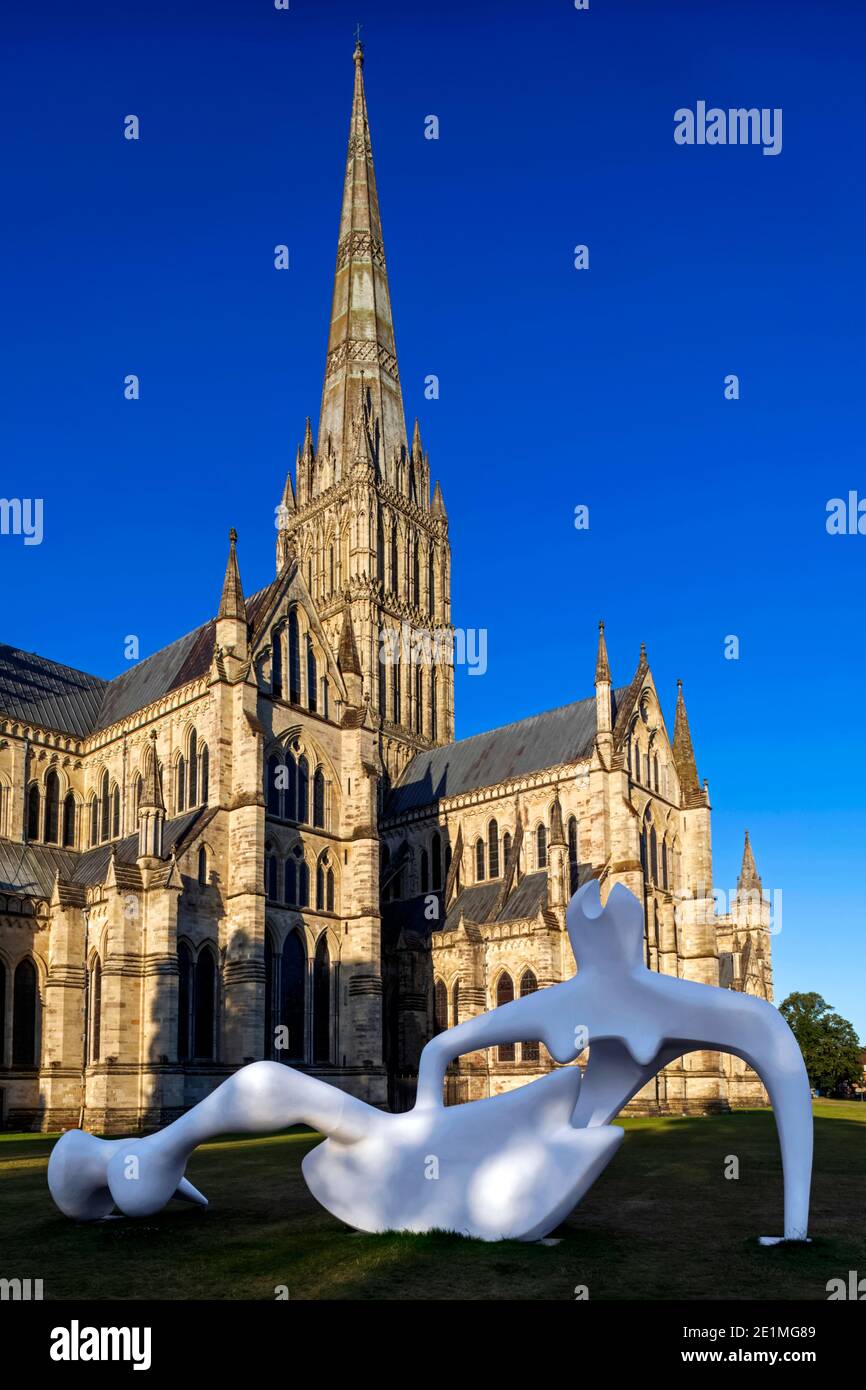 Angleterre, Wiltshire, Salisbury, Cathédrale de Salisbury et Henry Moore Sculpture intitulée « large inclinable Figure » en date de 1983 Banque D'Images