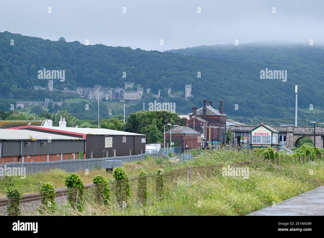 Abergele et Pensan Station avec le château de Gwrych au-delà Banque D'Images