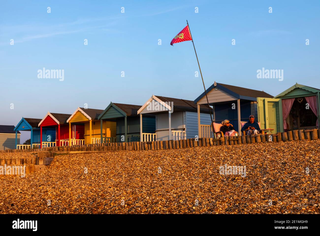 Angleterre, Hampshire, New Forest, Calshot, Calshot Beach, hauts en couleur Beach huts Banque D'Images