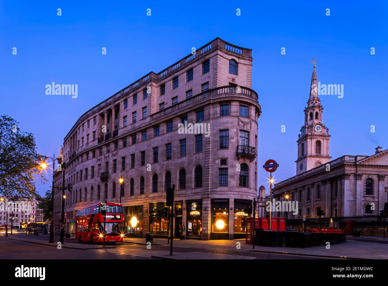 Angleterre, Londres, The Strand, le bâtiment du Lion Corner House et l'église Saint-Martin Banque D'Images